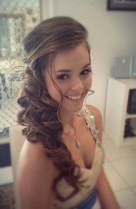 natural makeup and elegant sassy side style